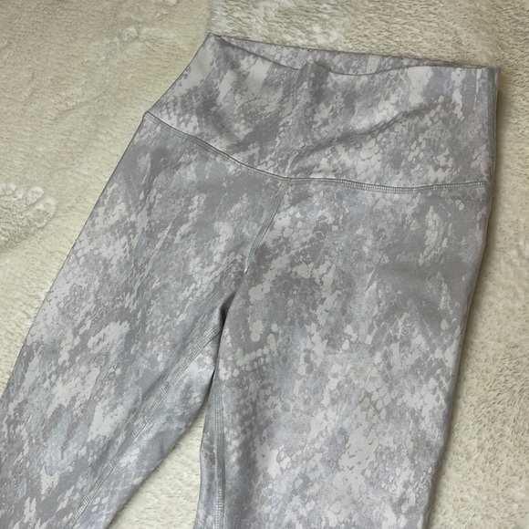 Alo Yoga Snakeskin Print 7/8 Legging Gray Size Small - Picture 3 of 9